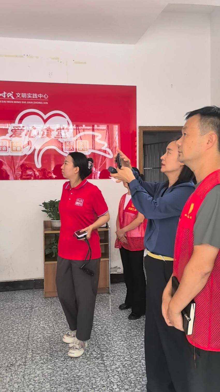 采访团在孝南区挂口步行街走访“中国好人”涂雪松。