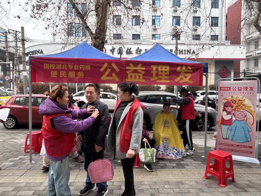 3.23“二月二龙抬头惠民理发好兆头”一安静社区联合国药公司开展公益理发活动.docx