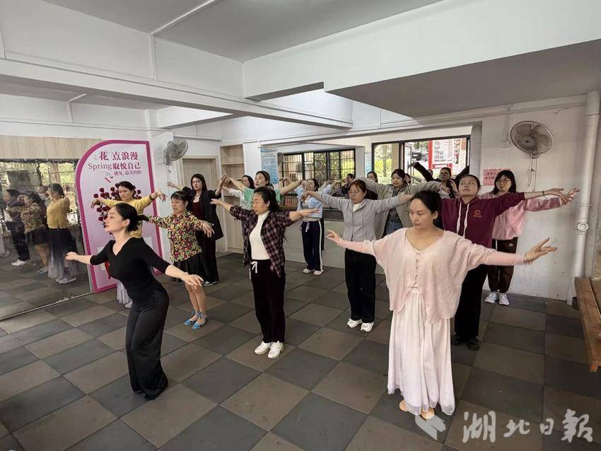 天琴湾社区：“草原风情，舞韵传情”.doc