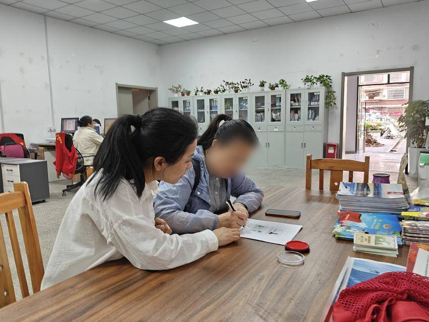 石子岭社区贴心指导，助力居民顺利办理独生子女费申请.doc