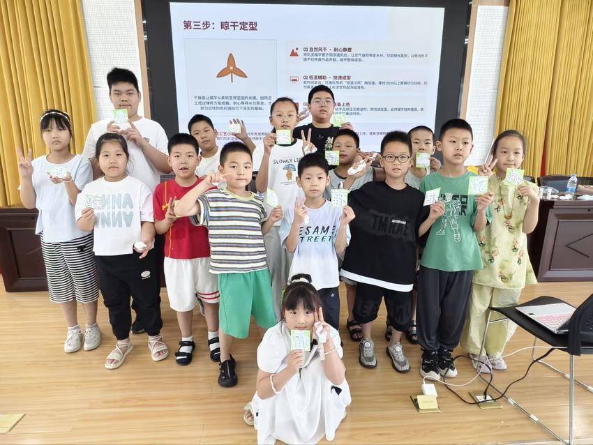 千年活字印刷“邂逅”孝感乡村：这群大学生带着娃娃们用泥巴印出“百福”和“阳光”(1).docx