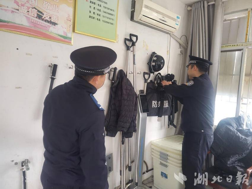 （民警检查校园防暴器材）