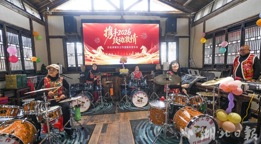 嘉鱼湖地野藕游客鼓乐齐鸣迎新春(1).doc