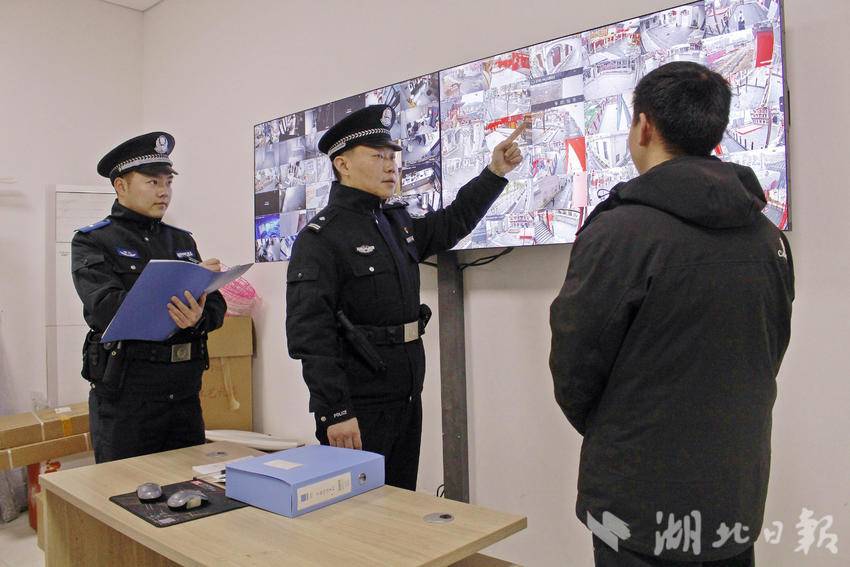 民警开展安全检查