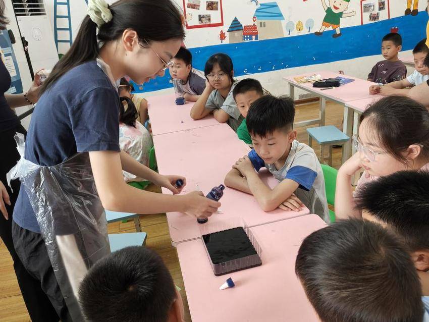 一块白布、一抹蓝色染出夏日“童趣”——武汉纺织大学“衣路同行”支教队在朋兴乡爱心托管班开启美育之旅.docx