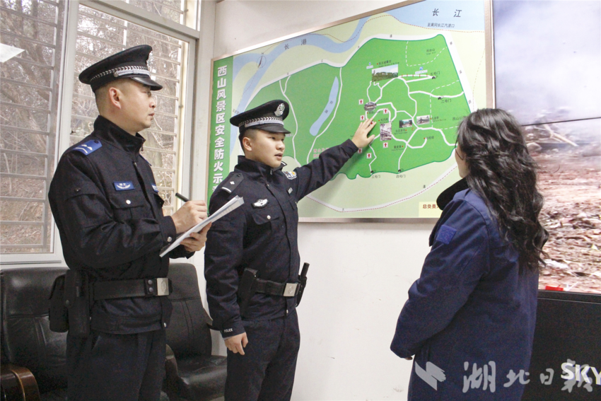 民警在景区开展安全检查