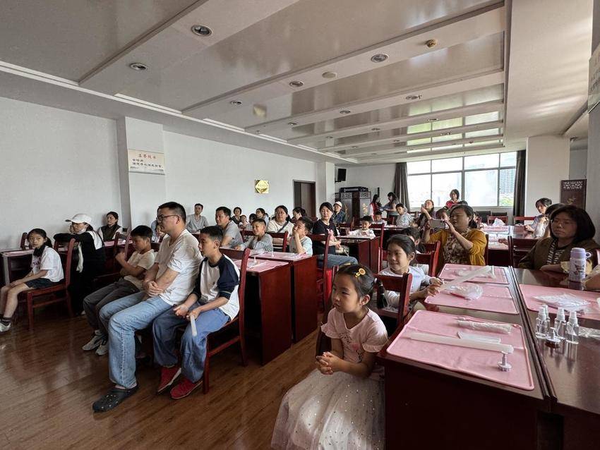 宜昌市图书馆快乐小屋母亲节主题悦读会报道.docx