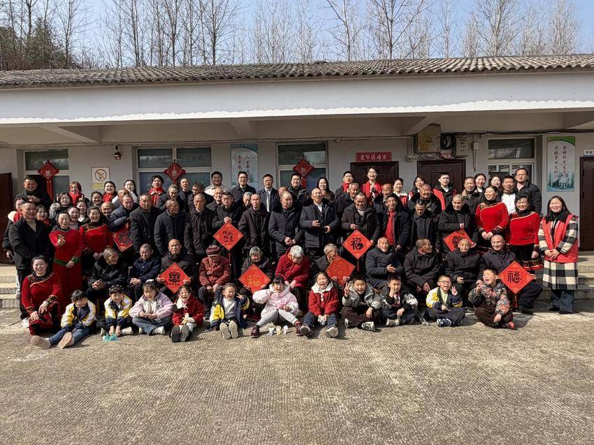 管委会、长岗镇领导与福利院老人共迎新春佳节(1).docx