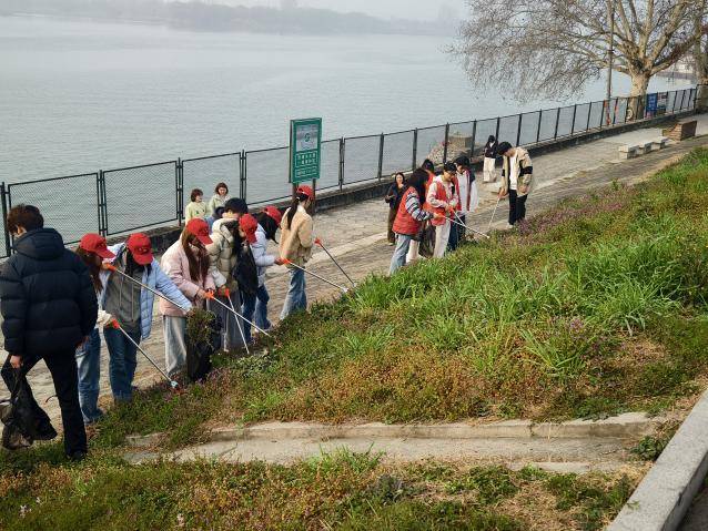湖北文理学院理工学院:三月春风暖人心 雷锋精神伴我行.docx