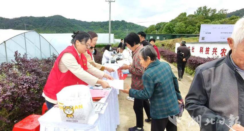 践行文明条例 共育城乡文明——罗田县匡河镇“六进六送”文明实践活动走进文斗河村、朝阳果蔬基地(1).docx