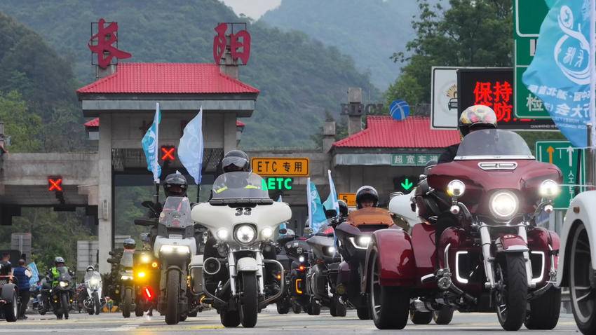 【图文】机车逐浪清江畔 土家欢歌迎客来.doc