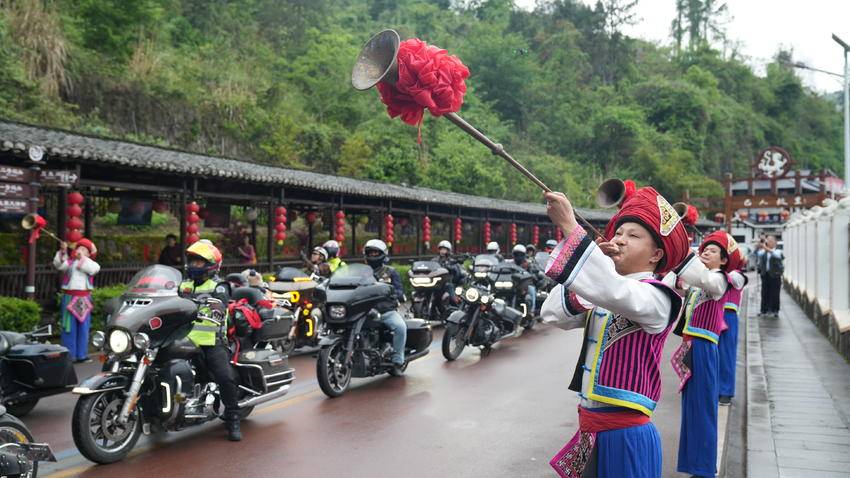 【图文】机车逐浪清江畔 土家欢歌迎客来.doc