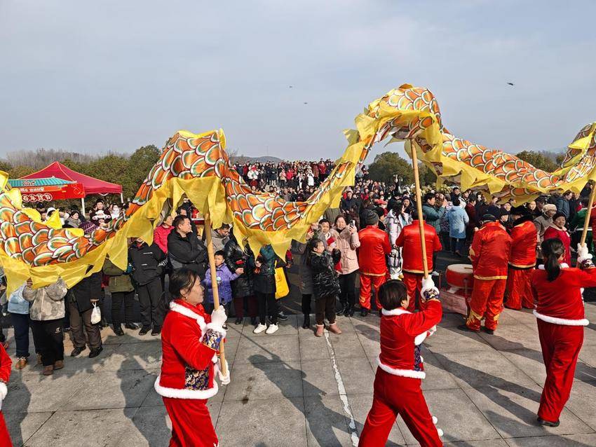 长岗镇：张灯结彩迎新春 喜庆祥和过大年.docx