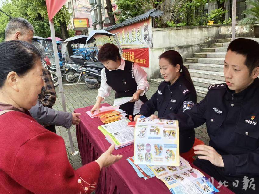 摆摊开展普法宣传