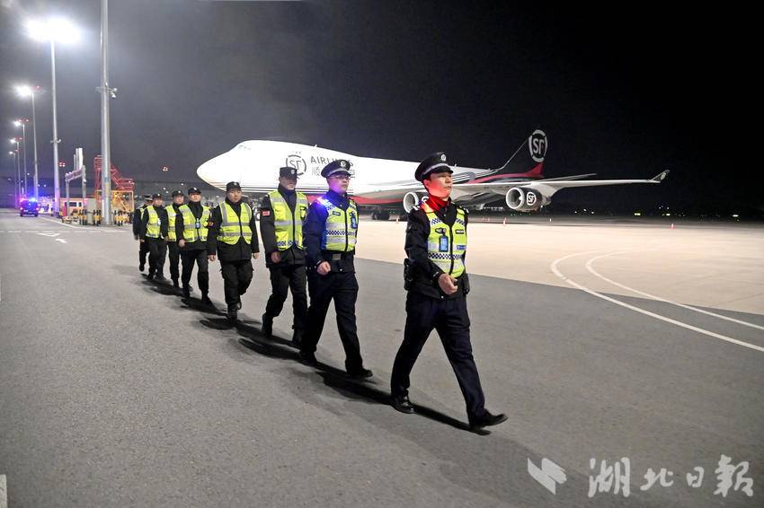 民警联合空港义警开展巡逻防控