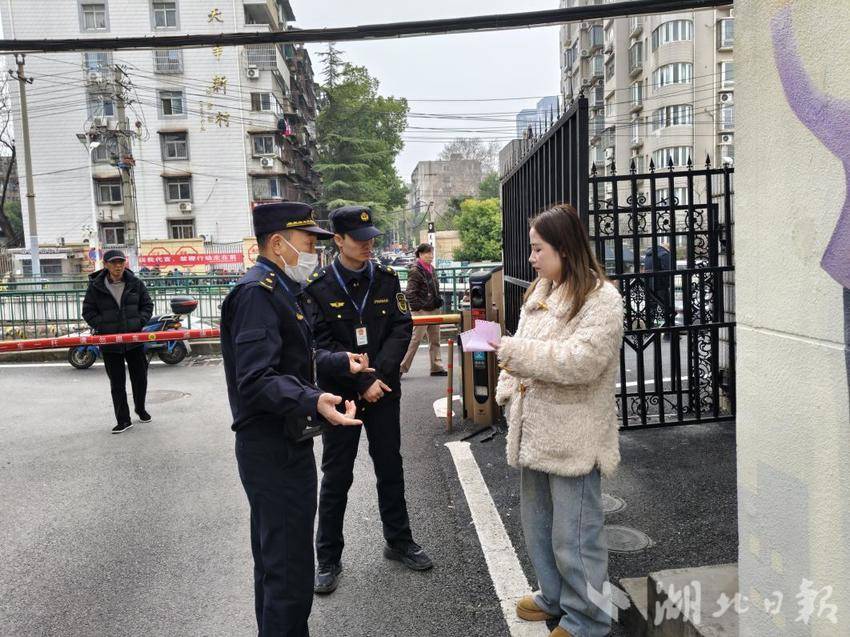 武昌城管进社区，多维服务解民忧.docx