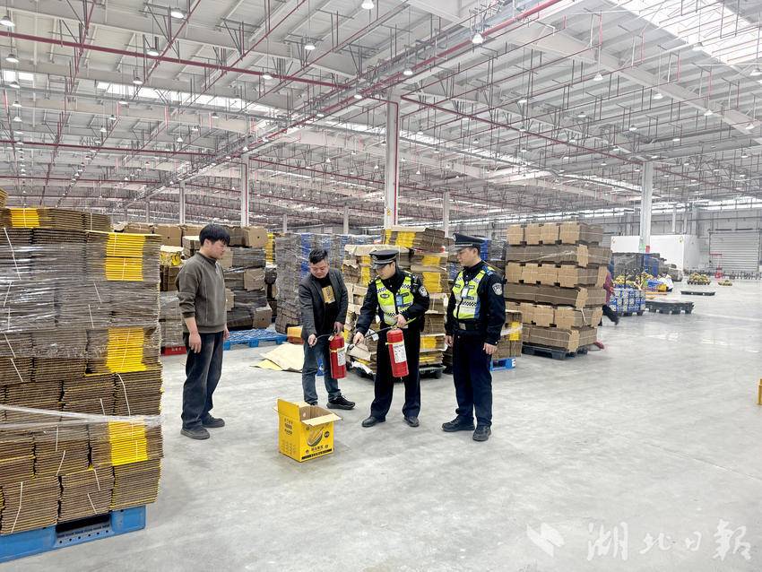 民警在机场物流企业开展安全检查