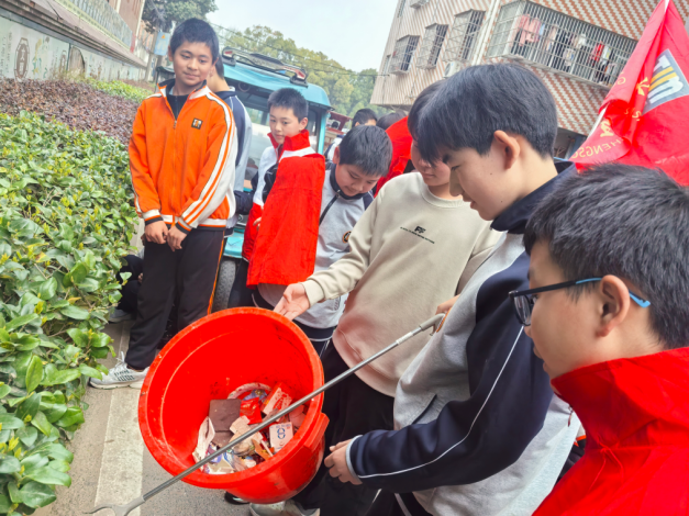 赓续雷锋精神 绽放青春光彩——我校学生积极参与学雷锋实践活动.docx