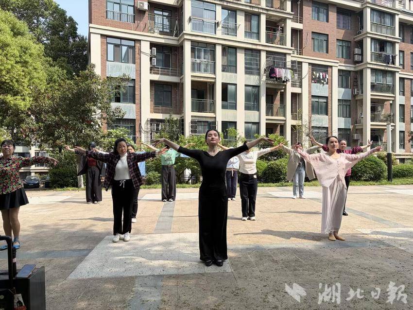 天琴湾社区：“草原风情，舞韵传情”.doc