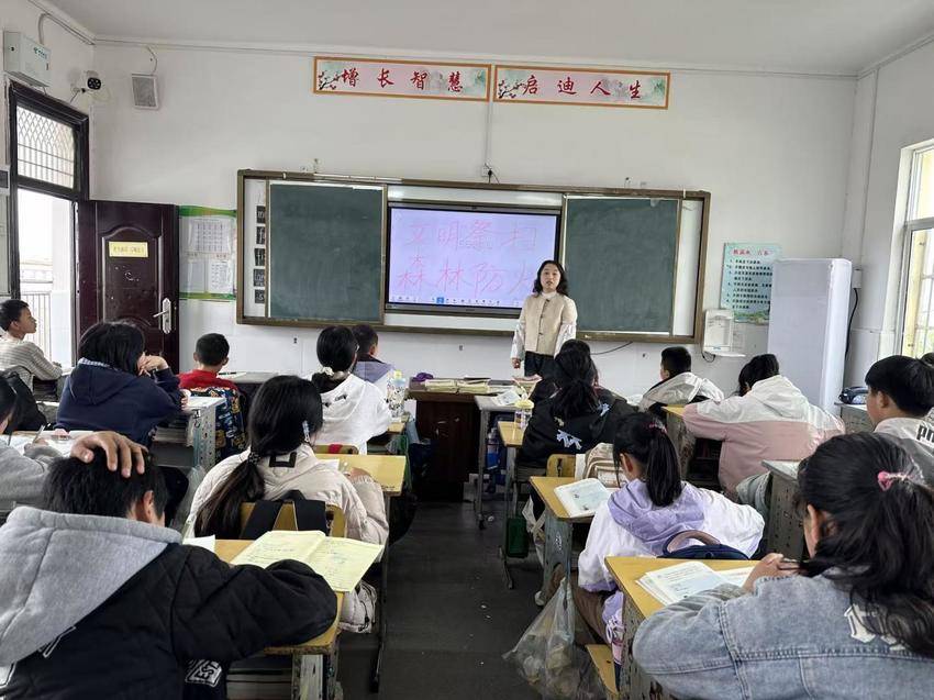 安陆市棠棣镇中心小学：主题班会话清明，文明祭扫树新风.docx