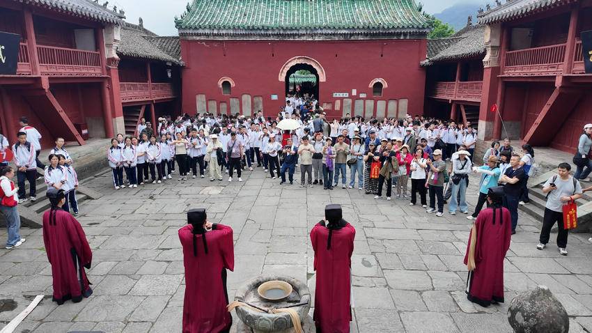 市东风第七中学近千名师生走进武当山开展教育实践活动 (1)(1)(1)(1).docx