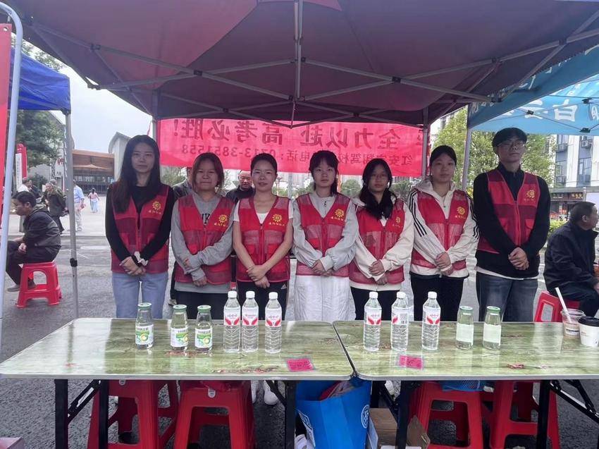 1.暖阳阳社区联合乐鱼网页版登录入口开展高考护考志愿服务.docx
