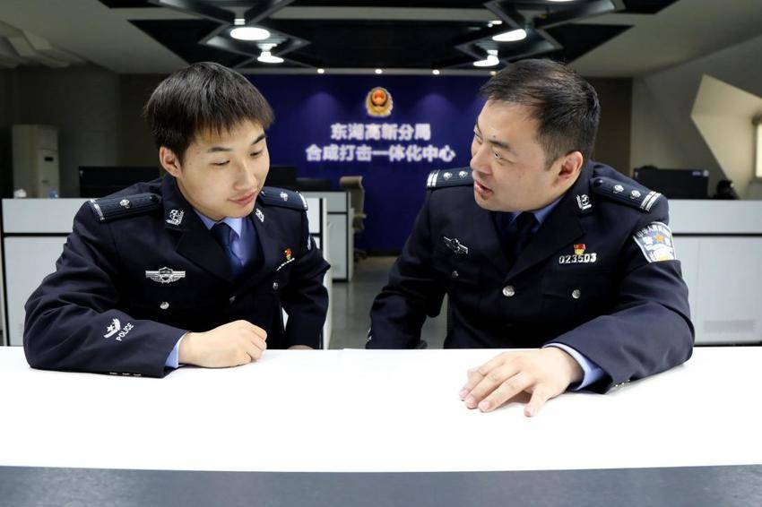 微光成炬：刑侦师徒的并肩路.docx