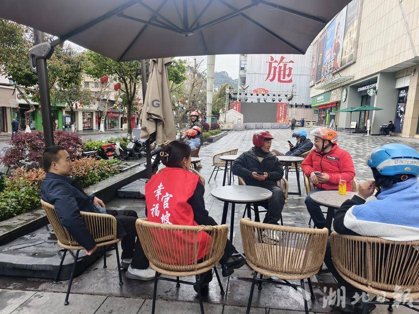 暖心服务聚“新”力文明共建促和谐——官坡社区开展关爱新就业群体志愿服务活动.doc