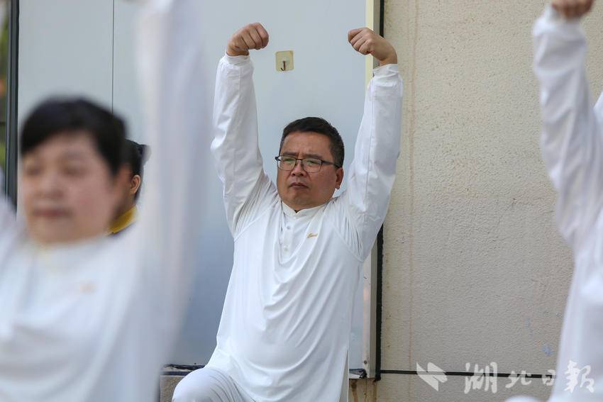 专注练习的队员。