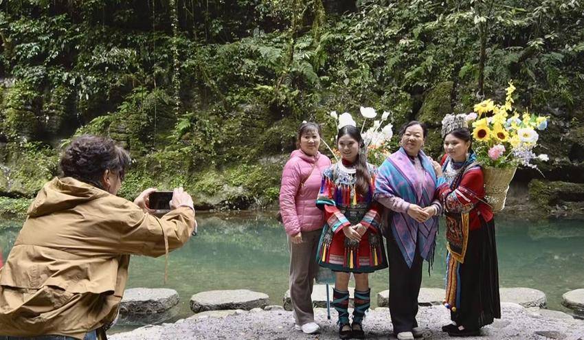 图为游客与NPC合影