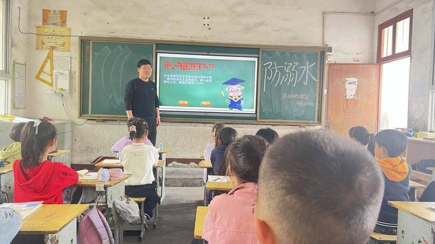 把防溺水教育纳入德育内容 筑牢学生生命安全防线.docx