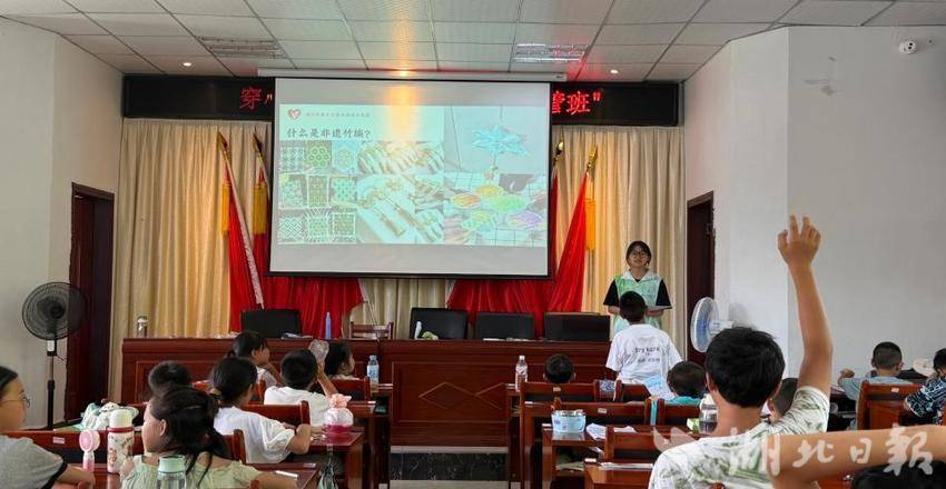 指尖非遗：创意竹纸船——湖北民族大学青禾硒语实践团在穿心岩村.docx