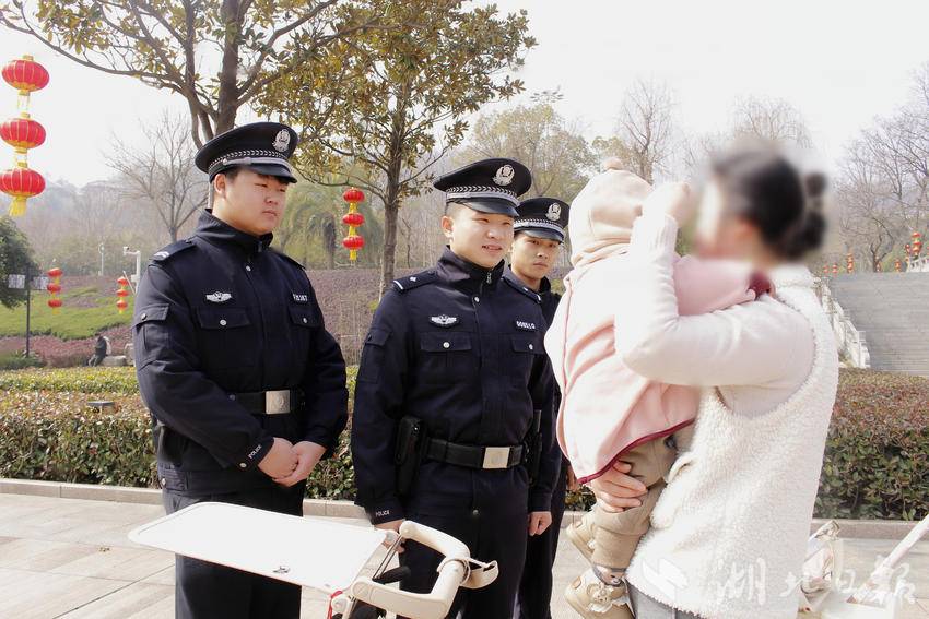民警接受群众救助