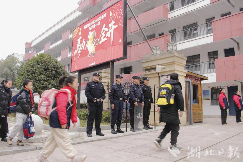 （警种联动坚守护学岗）