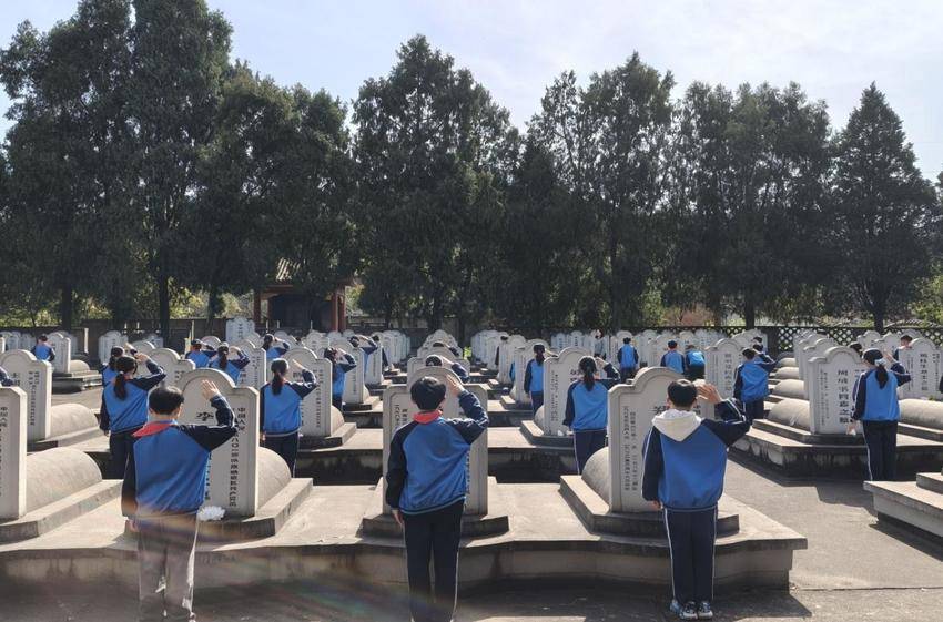 武当山特区各学校开展“清明祭英烈”活动.docx