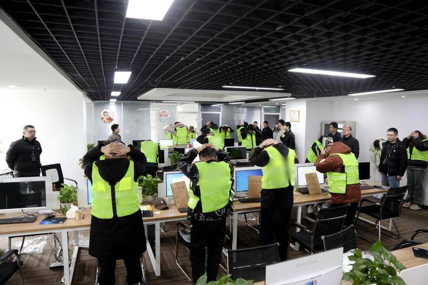微光成炬：刑侦师徒的并肩路.docx