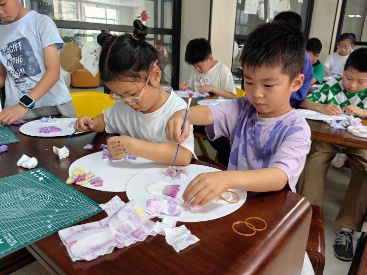 双桥社区儿童服务站：千年扎染技艺“活”在孩子手里（图文）.docx