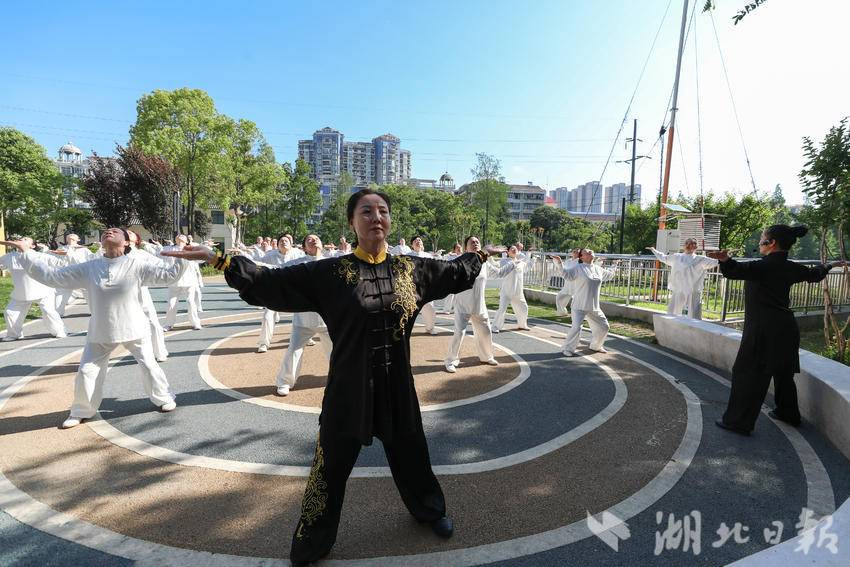 市健身气功协会胡娟老师进行公益教学。
