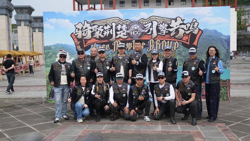 【图文】机车逐浪清江畔 土家欢歌迎客来.doc