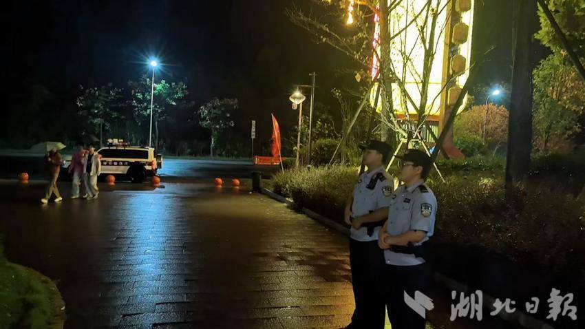 （改）焰火映湖夜 藏蓝守华章(2)(3).docx