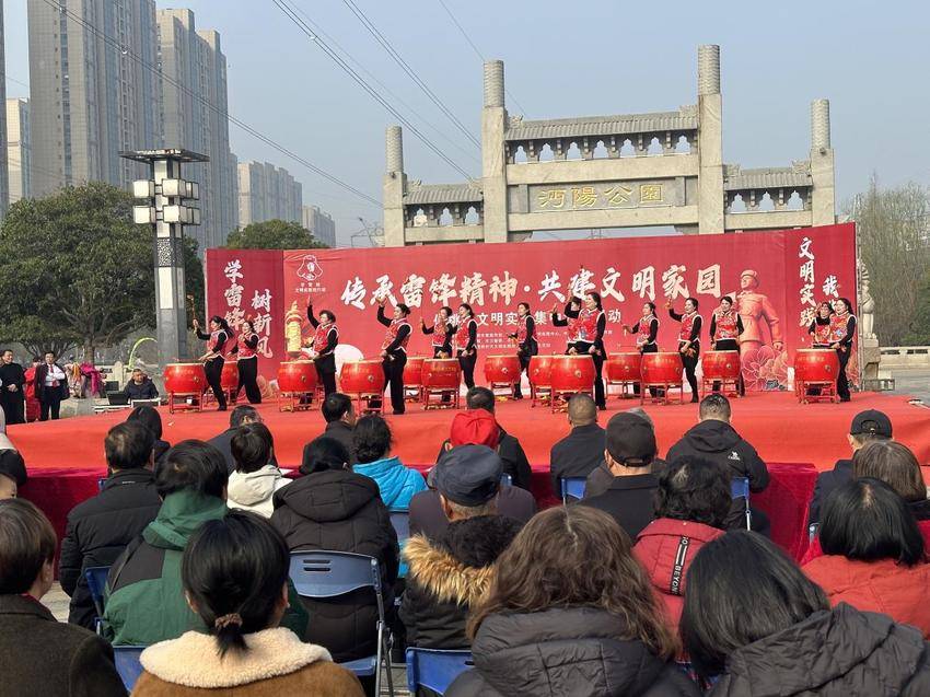 传承雷锋精神共建文明家园1.docx