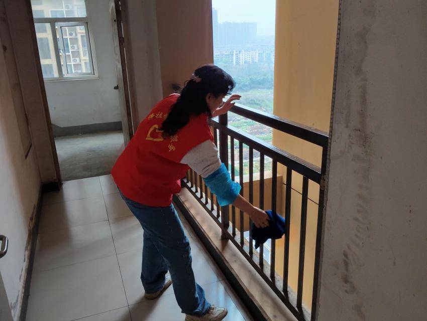 “民有所呼 我必有应”——佛祖岭街道黄龙山社区开展“清洁家园”.docx