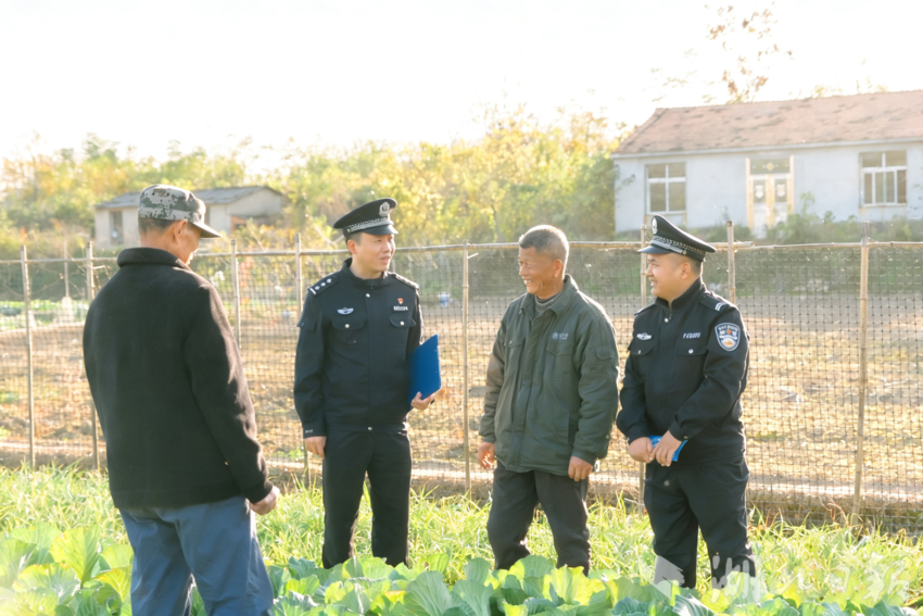 （民警走访种植户）