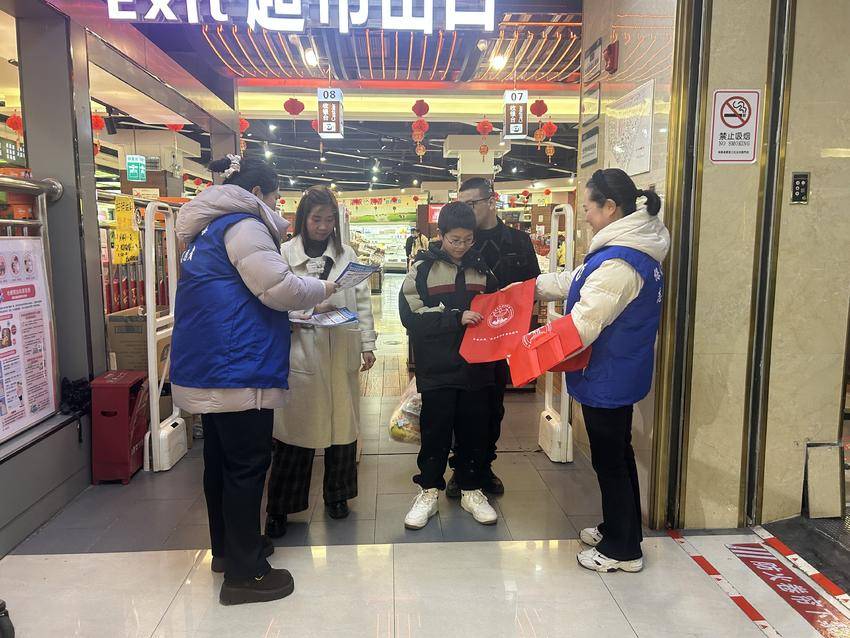 禁毒社工在市民们讲解禁毒知识