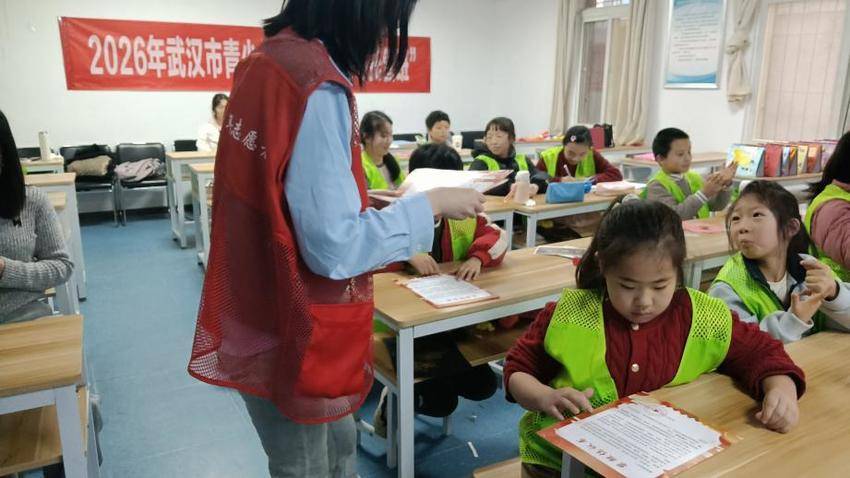 洪山坊社区苗银冰箱贴制作活动点亮寒假时光.docx