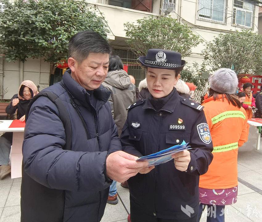 民警在社区开展反诈宣传