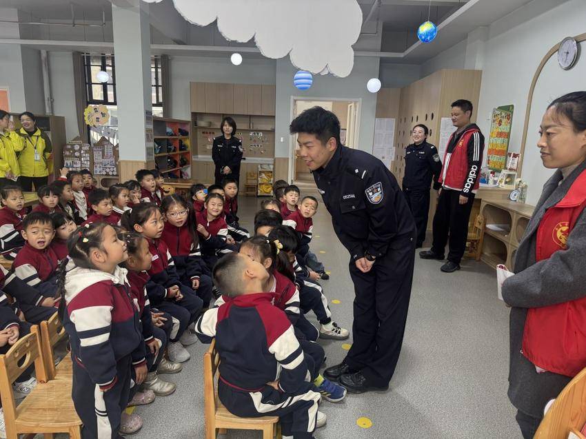 “警”握小手伴成长 安全种子种心田——茶庵寺社区联合民警开展幼儿安全教育实践活动.docx
