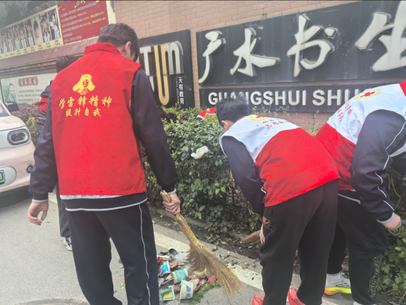 赓续雷锋精神 绽放青春光彩——我校学生积极参与学雷锋实践活动.docx