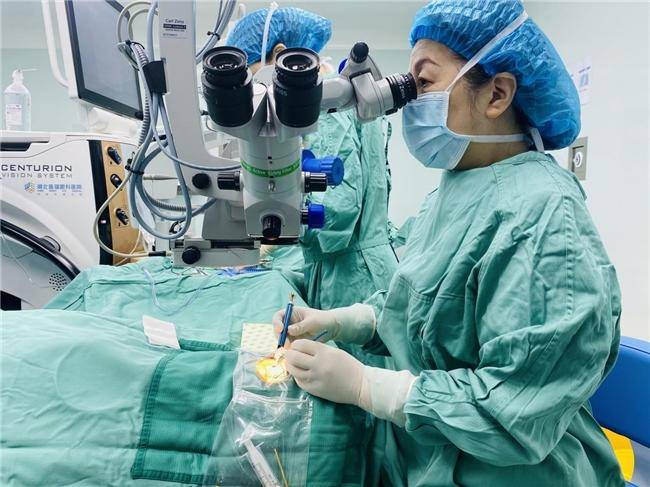 超高度近视患者成功“摘镜”重获清晰“视界” 精准个性化手术破解白内障合并屈光参差难题.docx
