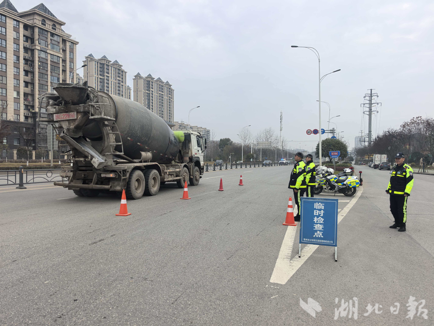 交警开展路面临时检查